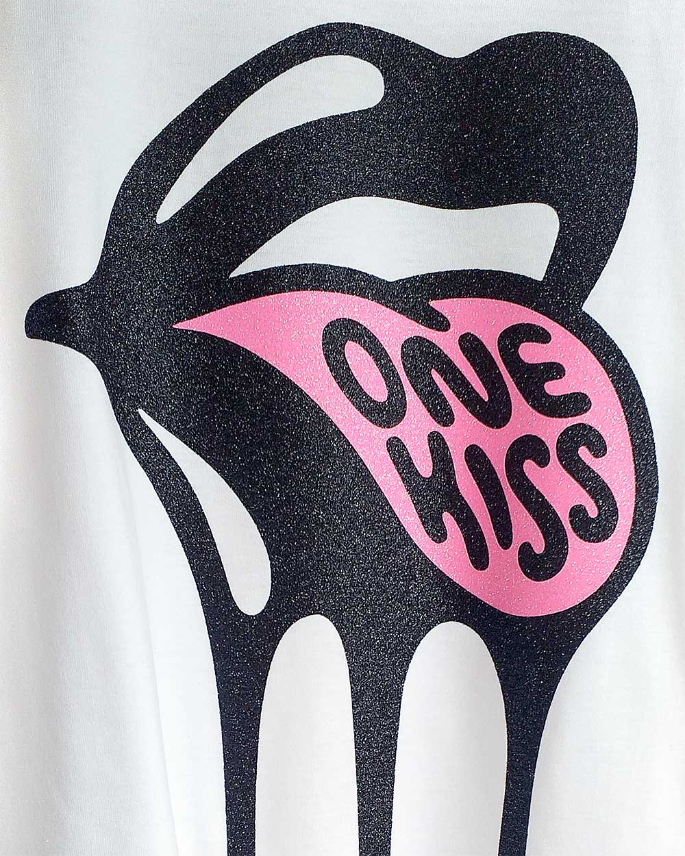 One -black- kiss crop-top (playera corta blanca) - Imagen 2