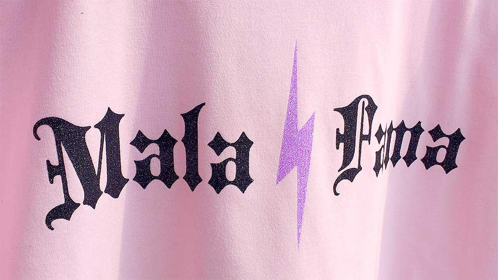 Mala fama crop-top (playera corta rosa) - Imagen 3
