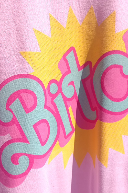 Barbie is a B crop-top (playera corta rosa) - Imagen 3